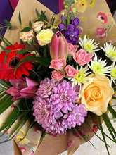 Load image into Gallery viewer, Valentines Mixed Bouquet